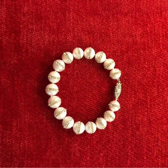Elegant Pearl and Crystal Bracelet - Picture 3 of 10